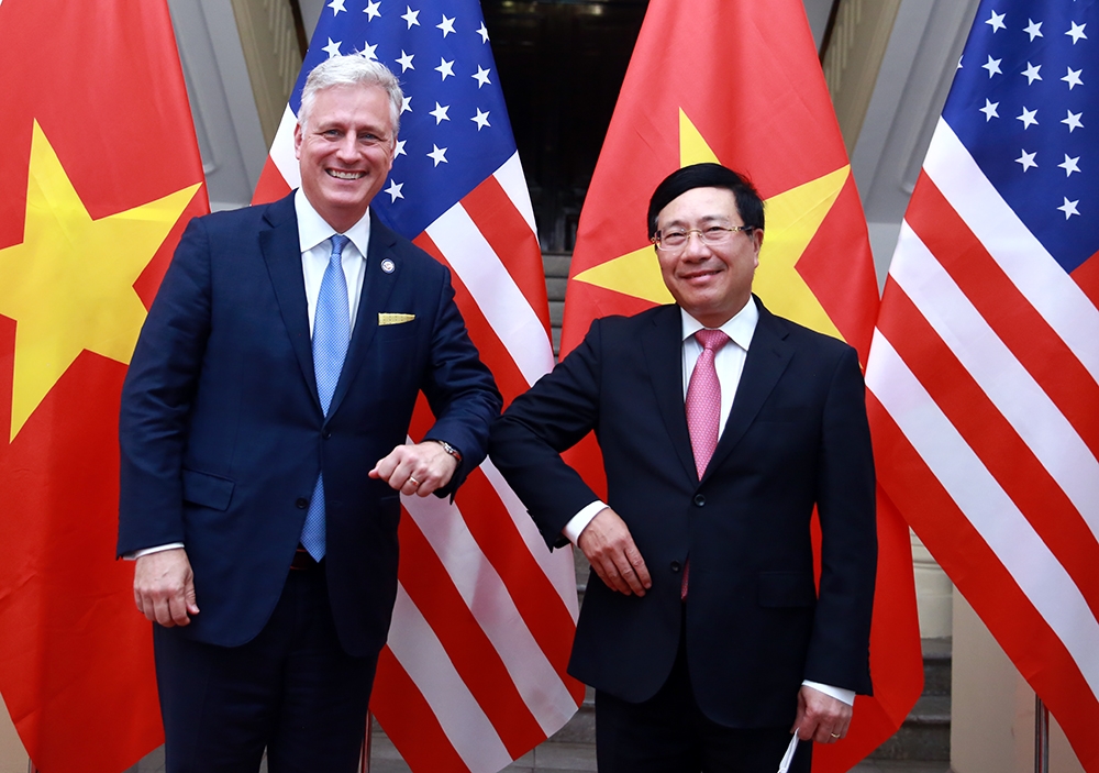 Deputy prime minister, foreign minister pham binh minh (right) welcomes u.s. national security adviser robert o’brien at the headquarters of vietnamese ministry affairs, ha noi, november 21, 2020. photo: vgp